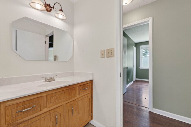 Building Photo - 3 Bedroom Pet Friendly Home For Rent Near Heritage Park!