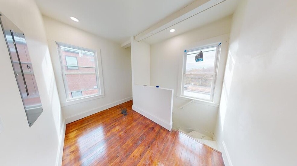 Unit 3 - 736 Main St
