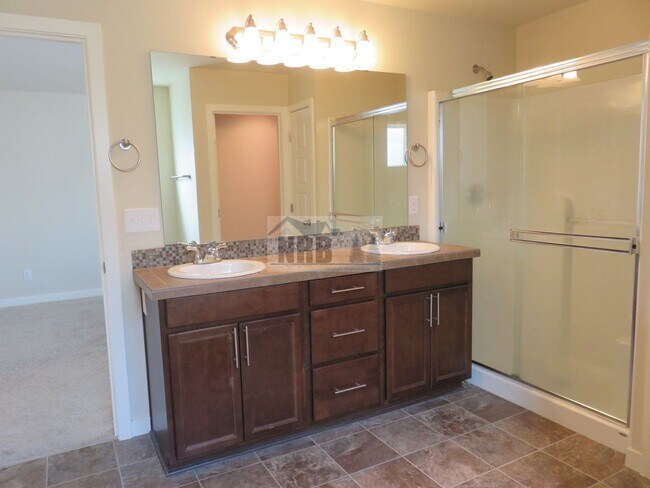 Building Photo - Stunning 3 bd House located in a Gated Community of Puyallup!