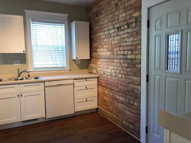Building Photo - Amazing Vintage Townhouse. Uber Convenient...