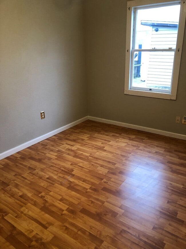 Building Photo - Two Bedroom One Bath Duplex Available in S...
