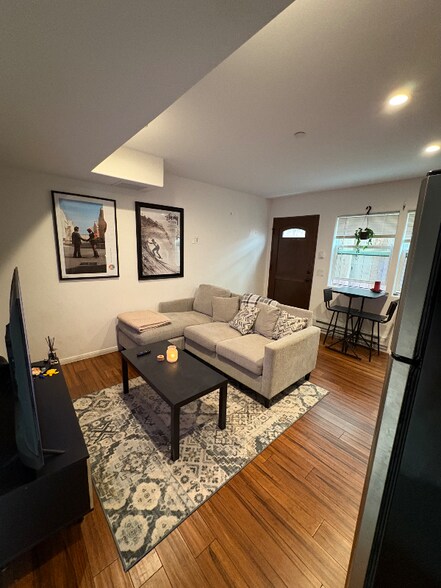 Building Photo - 337 Cahuenga Dr