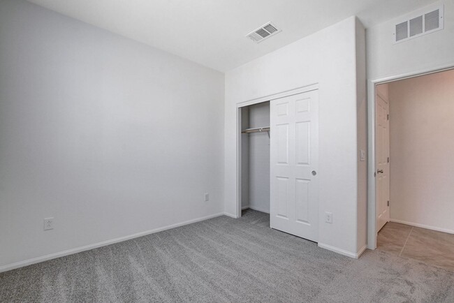 Building Photo - BRAND NEW TOWNHOME OFF 215 AND RUSSELL * N...