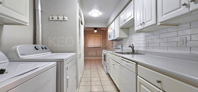 Building Photo - 3080 Southdale Dr