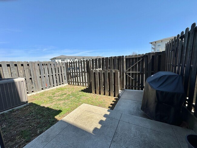 Building Photo - 2 Bed, 2.5 Bath Townhome with 2 Reserved Parking Spots