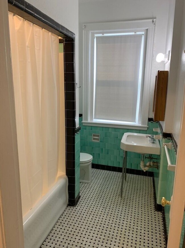 Building Photo - Charming, Sunny High Floor Flat Renovated kitchen Dishwasher, Very spacious, Ht Hw Inc NO FEE