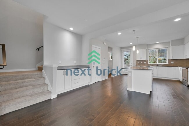 Building Photo - Spacious 3-Bed Townhouse Retreat in Bothell – 1928 Sq Ft of Comfortable Living!