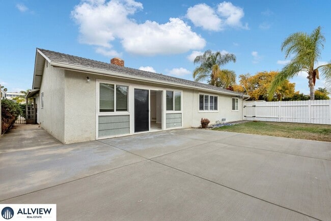 Building Photo - Charming & Light-Filled 3 Bed/2 Bath Home ...