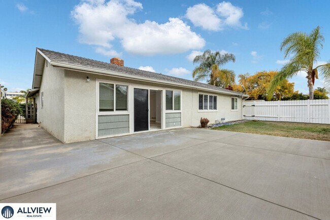 Building Photo - Serra Mesa 3 Bedroom Home with Private Yard & Oversized 2-Car Garage
