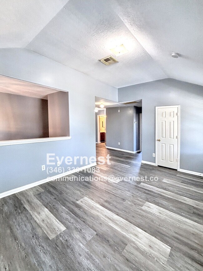 Building Photo - 3-Bedroom Home with Scenic Community Ameni...
