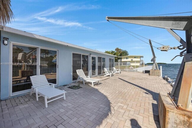 Building Photo - 230 Jolly Roger Dr