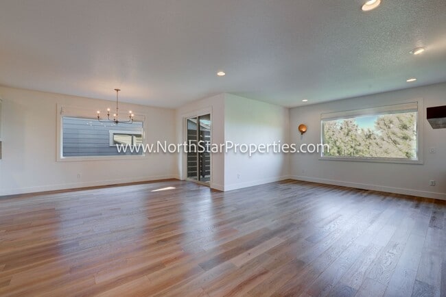 Building Photo - Beautiful home in NW Bend