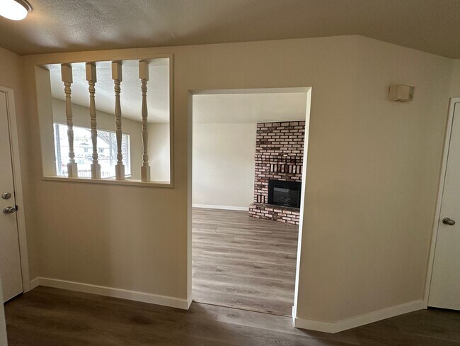 Building Photo - 1613 Carnation Ct