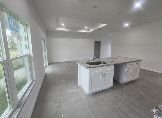 Building Photo - Large 3 Bedroom, 2 Bath + Den