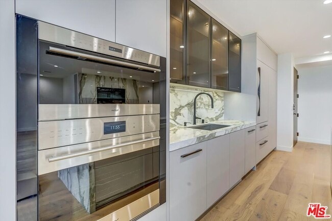 Building Photo - 100 S Doheny Dr