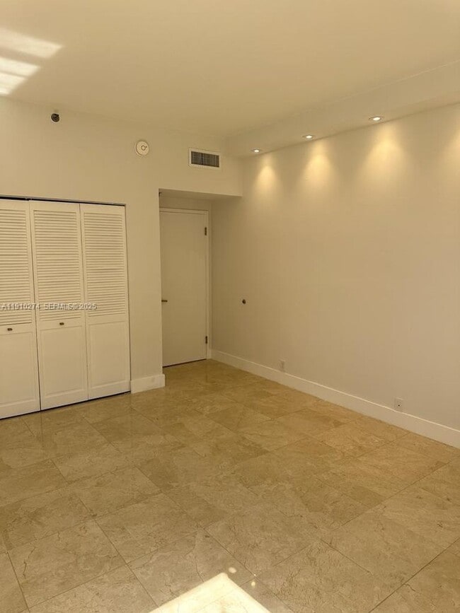 Building Photo - 251 Crandon Blvd