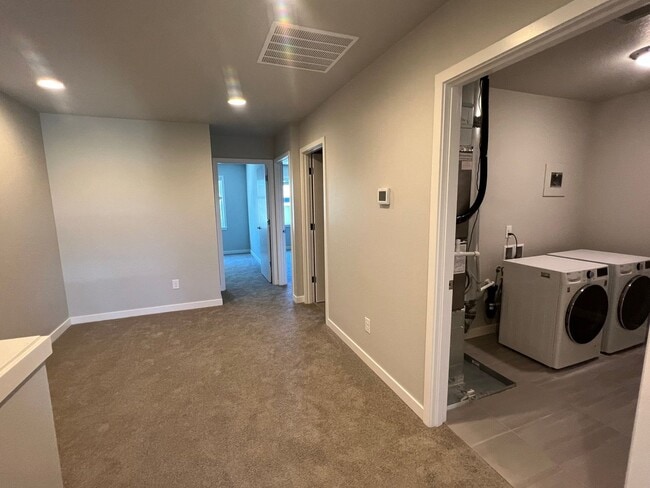 Building Photo - Beautiful, Newer Townhome!  Walking distance to many amenities.