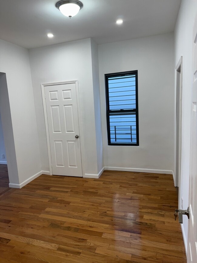 Building Photo - 18xx Bronxdale Ave