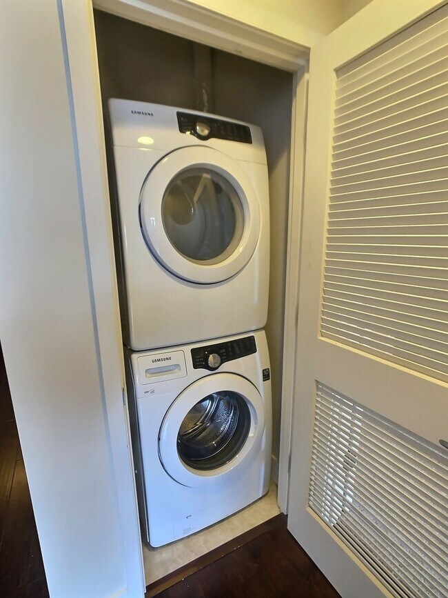 Building Photo - Fantastic 2 Bedroom/2 Bathroom Condo For R...