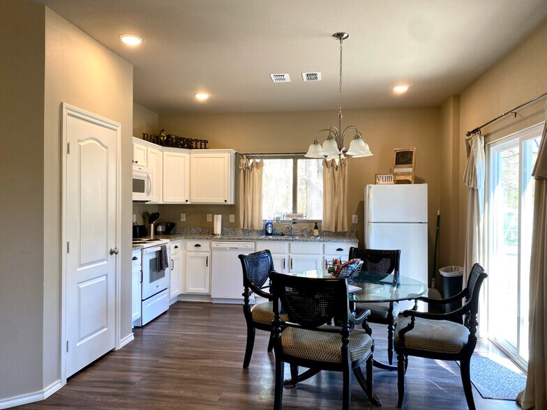 Building Photo - 798 Madison St