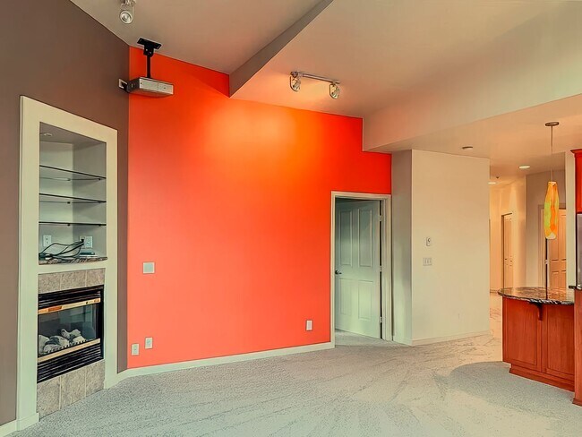 Building Photo - Penthouse condo in the ideal location in t...