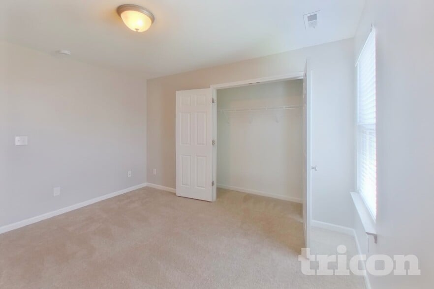 Building Photo - 9626 Rothman Ln