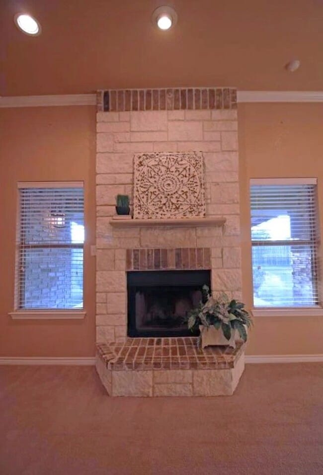 Building Photo - AVAILABLE NOW!