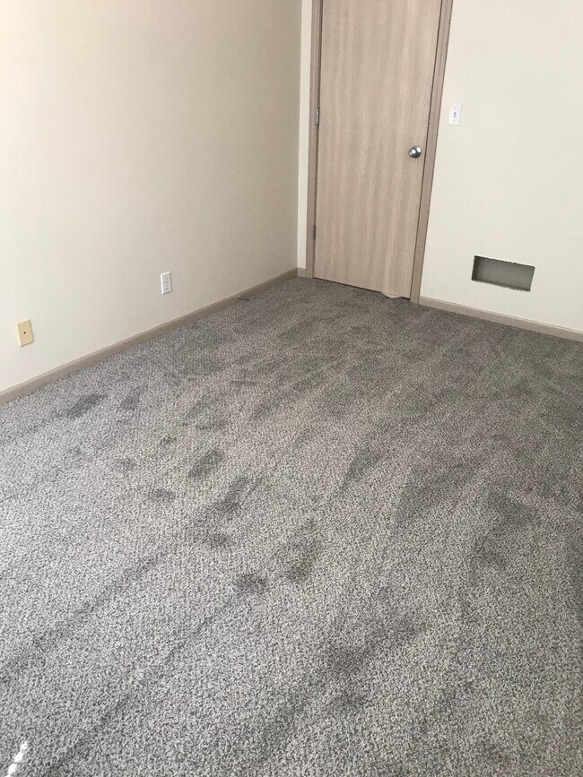 2nd bedroom - 9844 N Lewis Ave