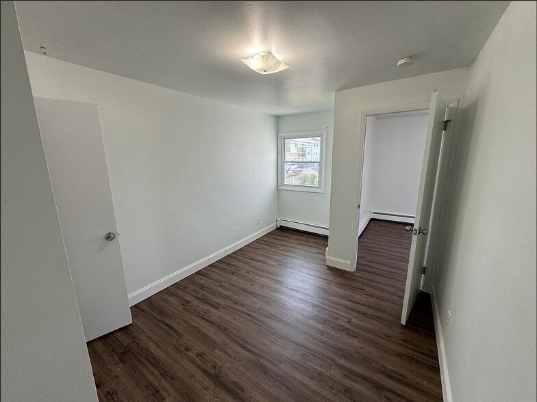 Building Photo - 164 Eagle St