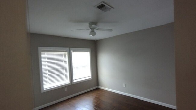 Building Photo - 933 Meadowlark Circle