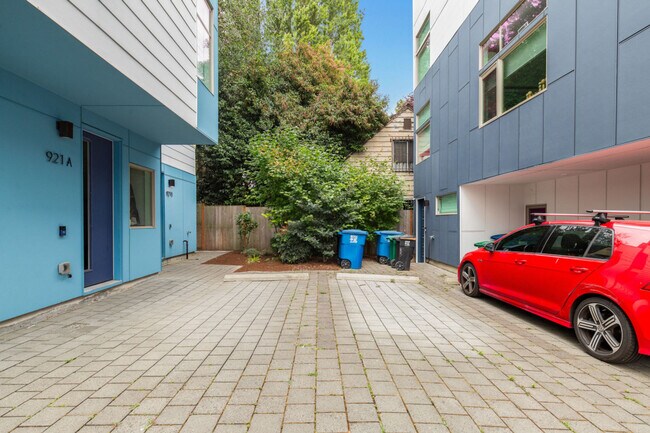 Building Photo - 913 10th Ave E