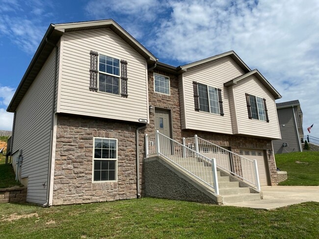Primary Photo - 3 bedroom, 3 bathroom home located in Brus...