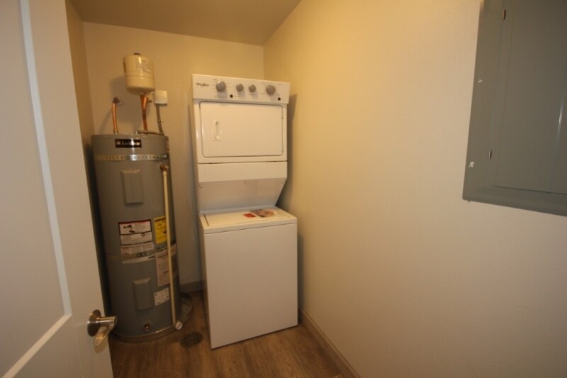 Building Photo - 718 Edgewood Pl