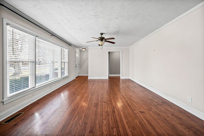 Building Photo - Renovated 3 Bedroom Pet Friendly Home For Rent!