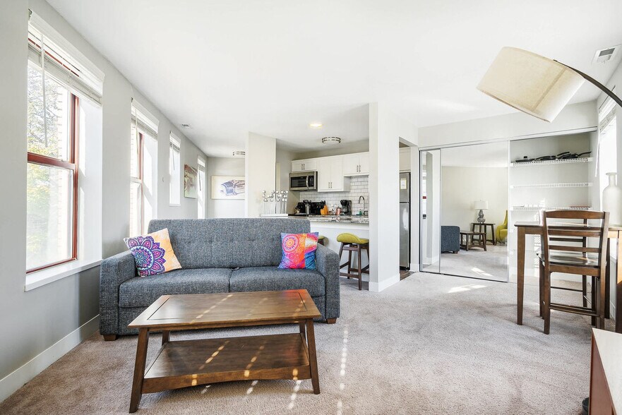 Building Photo - 615 N East St