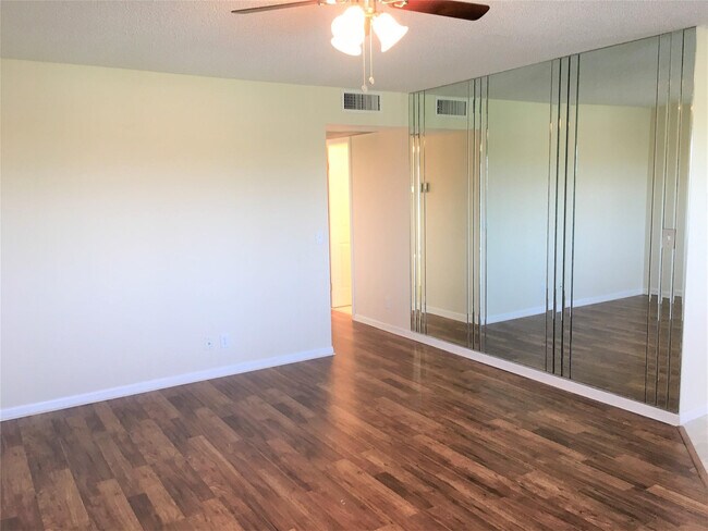 Building Photo - 551 SW 135th Ave