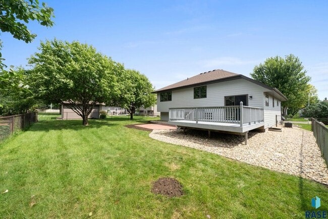 Building Photo - Charming Multi-Level Home! Large Backyard,...