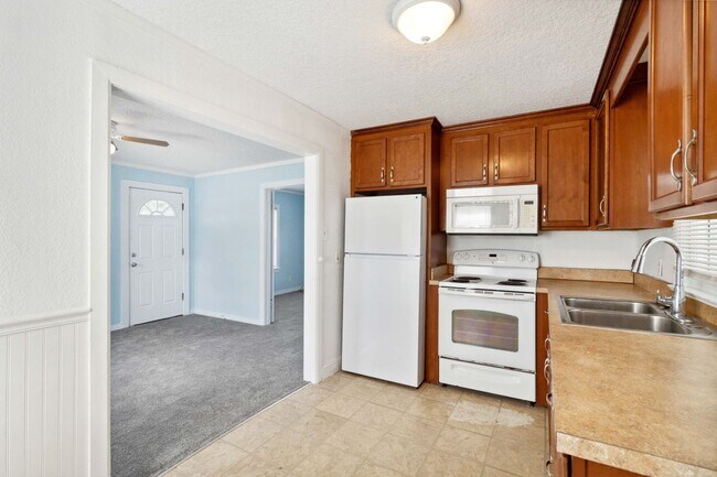 Building Photo - PENDING APPLICATION- Charming 1/1 Home in ...