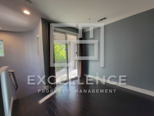 Building Photo - Beautifully Updated 2/2 with 2 Car Garage,...