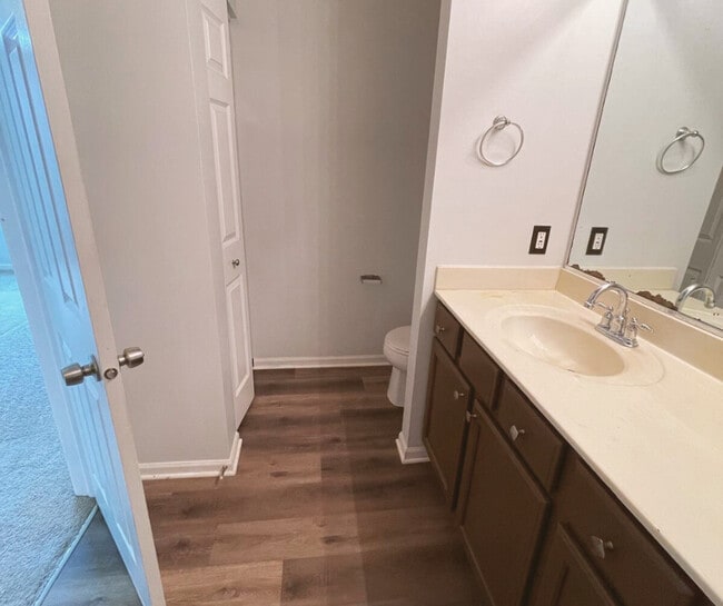Building Photo - 1157 Goldfinch Ave