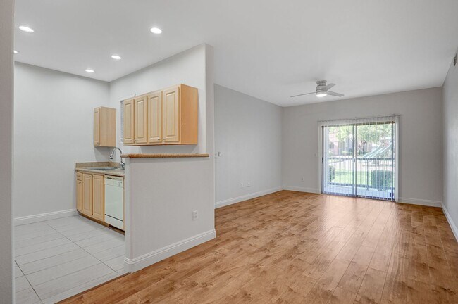 Building Photo - Stunning first floor condo with new wood floor!