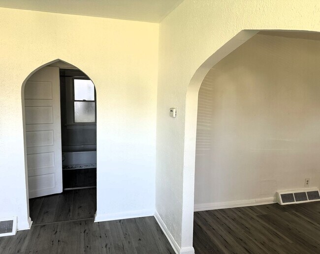 Building Photo - Three Bedroom House in Toledo