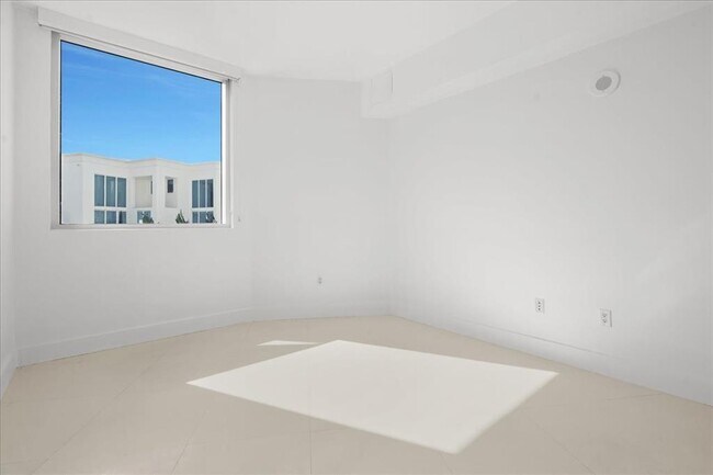 Building Photo - 3030 NE 188th St