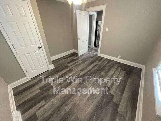 Building Photo - 9425 Burdella Ave