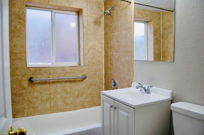 Building Photo - Updated 3Bedroom-In-Unit Laundry-$1,000 Move-In credit