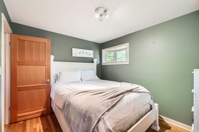 Building Photo - Charming Seattle Home in Seattle's Wedgwood Neighborhood - Furnished