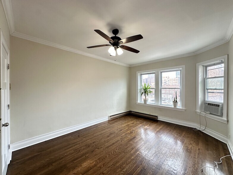 Building Photo - 644 W Roscoe St