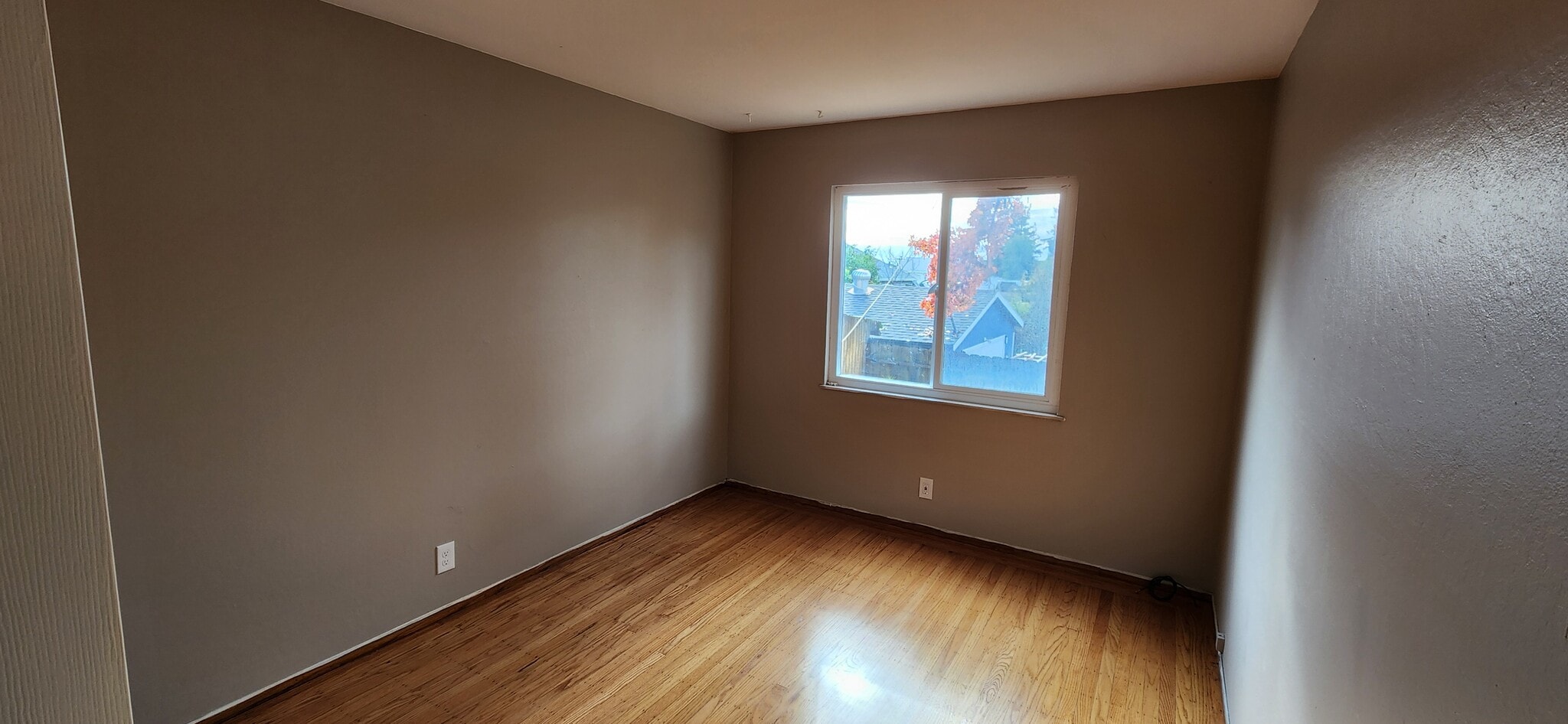 Second bedroom with walk-in closet - 2421 Damuth St