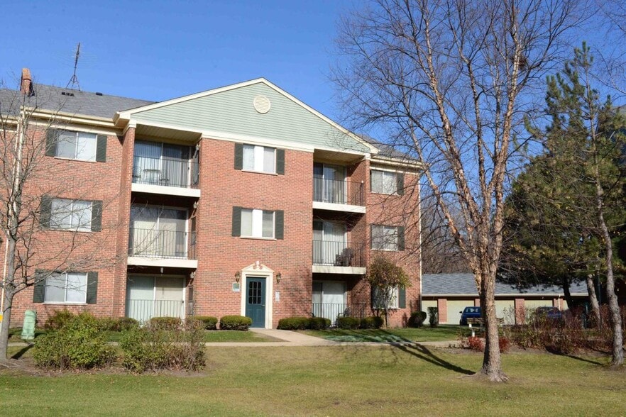 Condo Building - 1526 N River West Ct