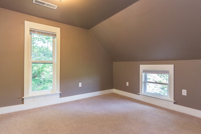 Building Photo - 369 Steele Rd